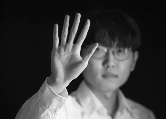 在露出光的公园里